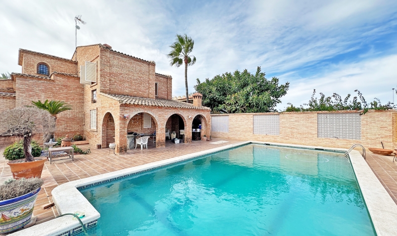 Luxury villa in La Veleta Torrevieja next to the sea.